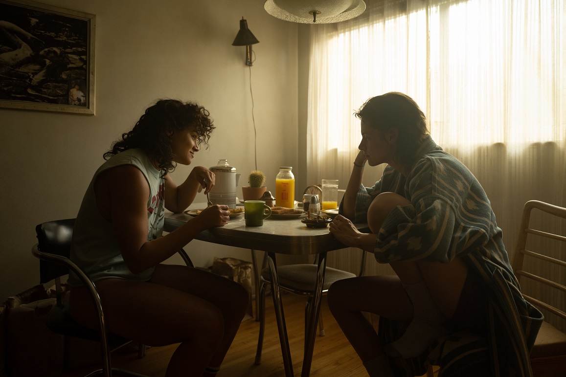 A24最新作「愛はステロイド」 クイア・ロマンス、クライム・サスペンス、ボディ・ホラーが融合したハードでシュールな異色作