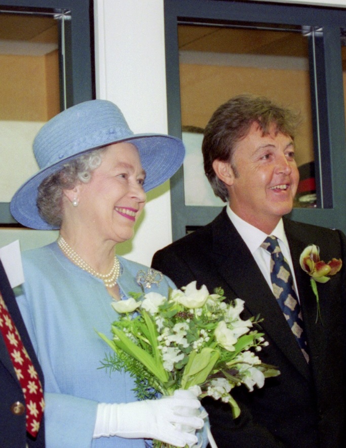 ポール・マッカートニー、エリザベス女王を追悼「素晴らしいユーモアのセンスと威厳を兼ね備えていて、私を感動させてくれた」
