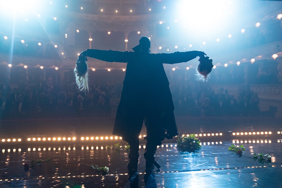 「ザ・クロウ」ビル・スカルスガルドが現世と冥界をまたぐ凄絶復讐劇を熱演
　