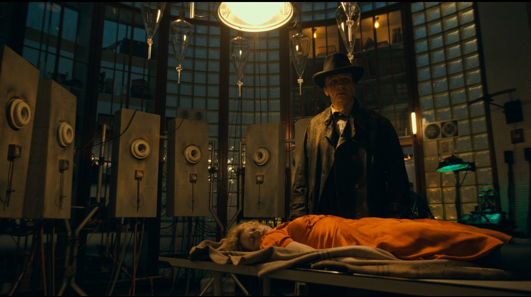 「ザ・ブライド！」フランケンシュタインと花嫁の愛と破壊のハネムーン逃避行
　