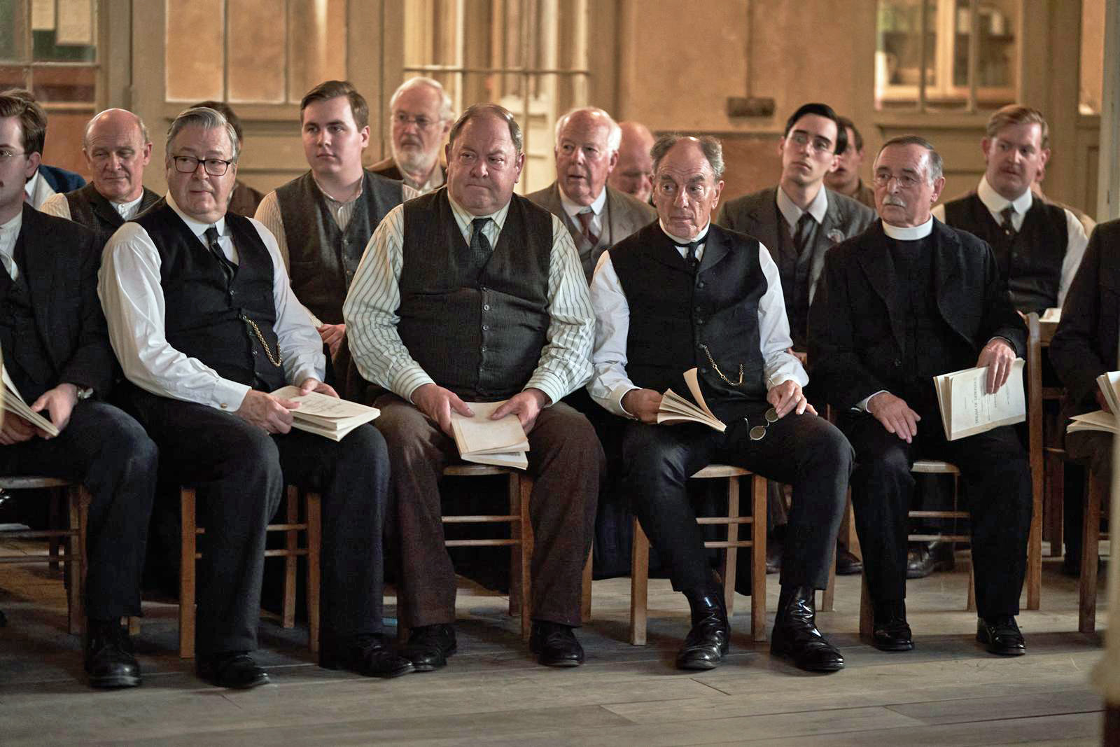 「ザ・コラール 希望を紡ぐ歌」第一次大戦下、存続危機の合唱団が失われた希望を紡ぎ直すヒューマンドラマ 場面写真解禁