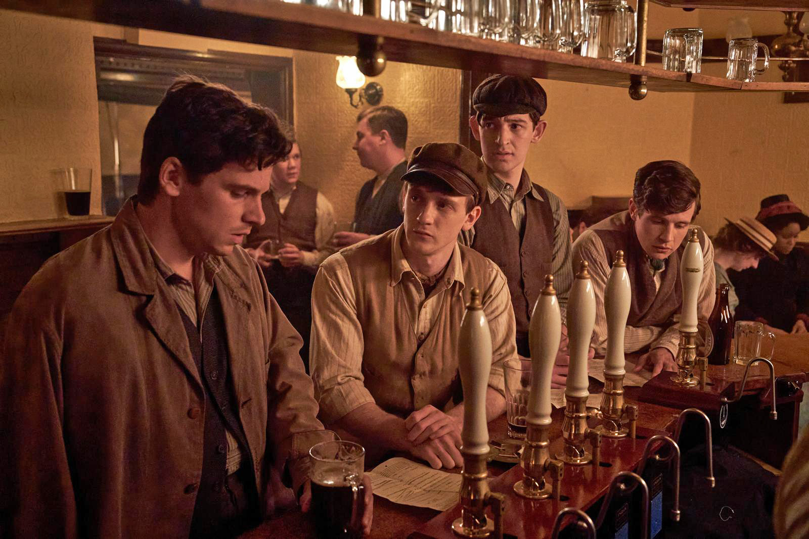 「ザ・コラール 希望を紡ぐ歌」第一次大戦下、存続危機の合唱団が失われた希望を紡ぎ直すヒューマンドラマ 場面写真解禁